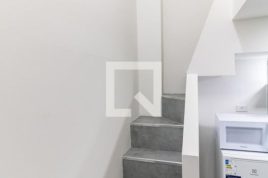 Escada de kitnet/studio para alugar com 1 quarto, 20m² em Aclimação, São Paulo