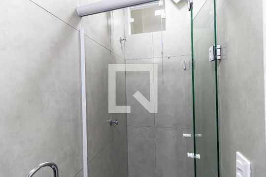 Banheiro de kitnet/studio para alugar com 1 quarto, 20m² em Aclimação, São Paulo