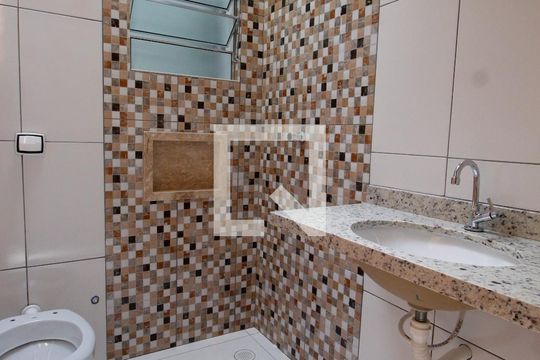 Banheiro de casa para alugar com 2 quartos, 50m² em Jardim Monte Kemel, São Paulo