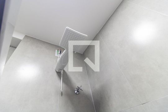 Banheiro de kitnet/studio para alugar com 1 quarto, 20m² em Aclimação, São Paulo