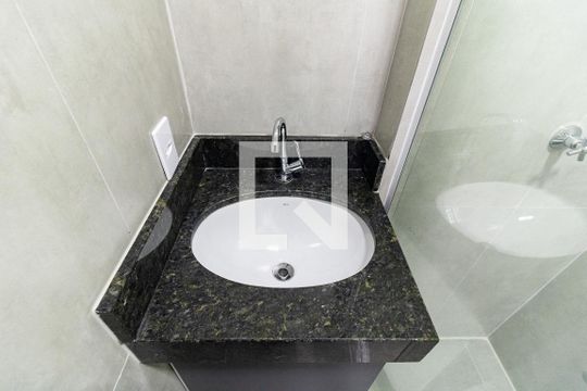 Banheiro de kitnet/studio para alugar com 1 quarto, 20m² em Aclimação, São Paulo