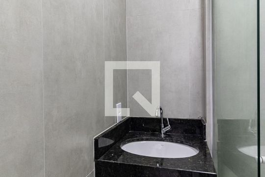 Banheiro de kitnet/studio para alugar com 1 quarto, 20m² em Aclimação, São Paulo