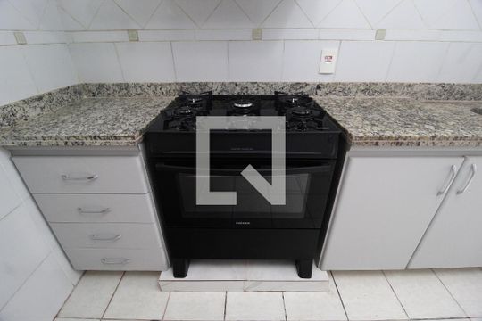 Cozinha de apartamento para alugar com 3 quartos, 98m² em Santa Mônica, Uberlândia