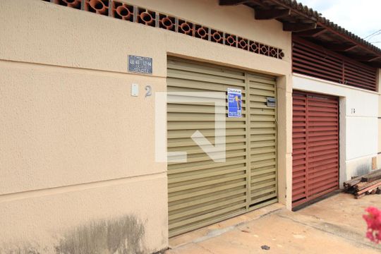 Fachada e placa de casa para alugar com 2 quartos, 75m² em Vila Jardim Pompéia, Goiânia