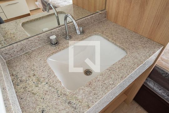 Banheiro de kitnet/studio para alugar com 1 quarto, 24m² em Paraíso, São Paulo