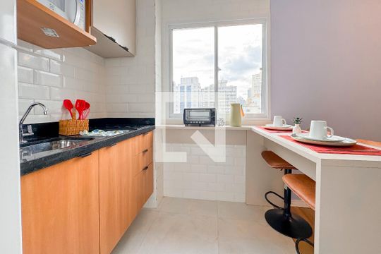 Cozinha de kitnet/studio para alugar com 1 quarto, 24m² em Sé, São Paulo
