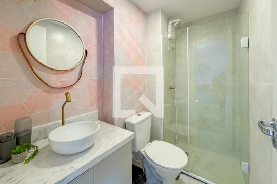Banheiro de kitnet/studio para alugar com 1 quarto, 24m² em Sé, São Paulo