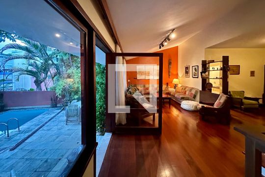 Sala de casa à venda com 3 quartos, 480m² em Laranjeiras, Rio de Janeiro