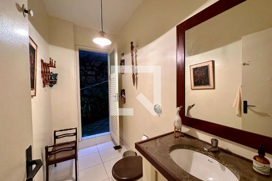 Lavabo de casa à venda com 3 quartos, 480m² em Laranjeiras, Rio de Janeiro