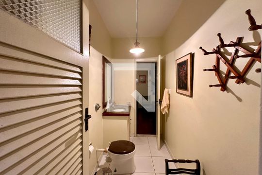 Lavabo de casa à venda com 3 quartos, 480m² em Laranjeiras, Rio de Janeiro