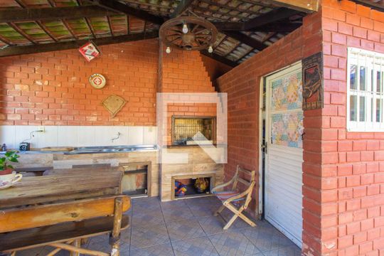 Quintal de casa à venda com 4 quartos, 172m² em Fátima, Canoas
