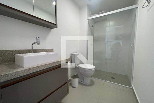 Banheiro de apartamento para alugar com 1 quarto, 24m² em Vila Butantã, São Paulo