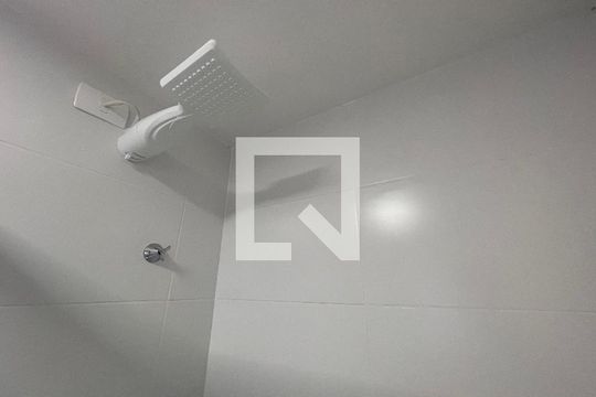 Banheiro de apartamento para alugar com 1 quarto, 24m² em Vila Butantã, São Paulo