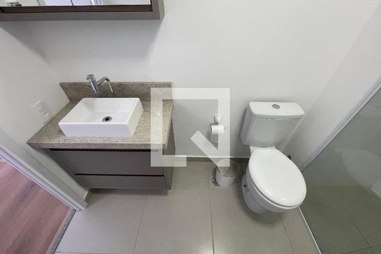 Banheiro de apartamento para alugar com 1 quarto, 24m² em Vila Butantã, São Paulo