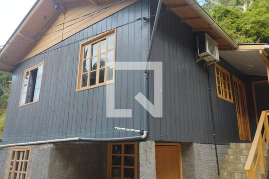Fachada de casa para alugar com 2 quartos, 60m² em Trindade, Florianópolis