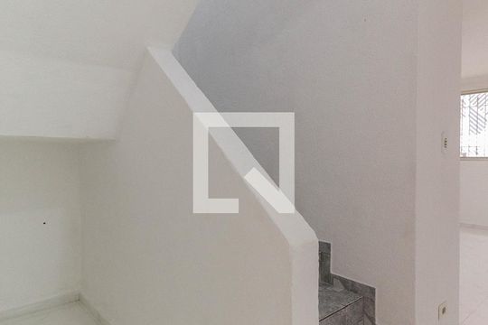 Escada de casa para alugar com 2 quartos, 150m² em Vila Brasil, São Paulo