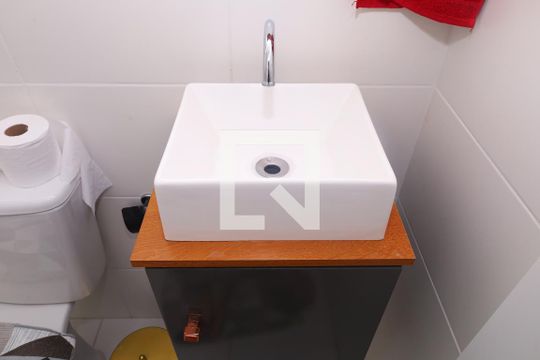 Banheiro de apartamento para alugar com 2 quartos, 36m² em Itaquera, São Paulo