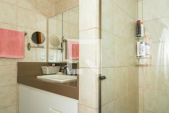 Banheiro da Suíte de casa à venda com 3 quartos, 250m² em Auxiliadora, Porto Alegre