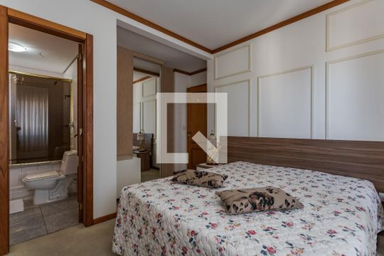 Suíte de apartamento para alugar com 3 quartos, 506m² em Petrópolis, Porto Alegre