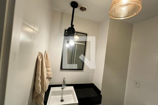 Banheiro de kitnet/studio à venda com 1 quarto, 27m² em Indianópolis, São Paulo