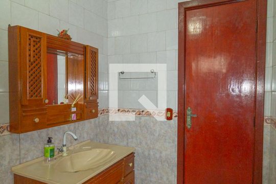 Banheiro da Suíte 1 de casa à venda com 3 quartos, 250m² em Centro, Canoas