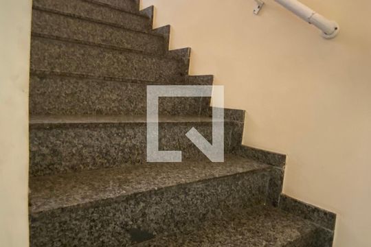 Escada de apartamento para alugar com 2 quartos, 100m² em Vila Tibiriçá, Santo André