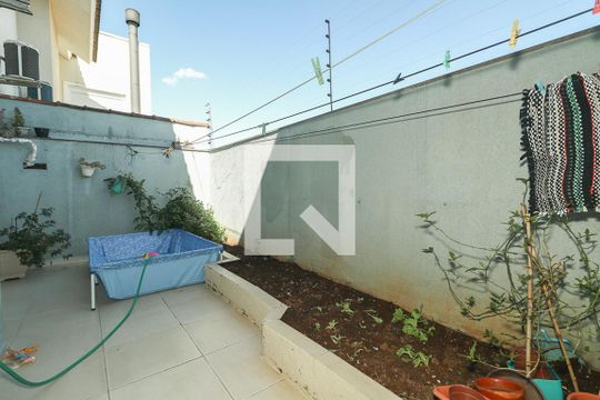 Quintal de casa à venda com 4 quartos, 181m² em Jardim Floresta, Porto Alegre