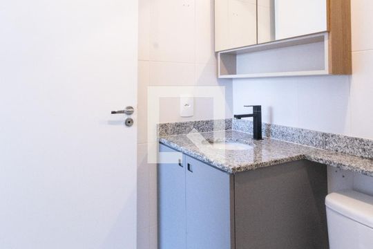 Banheiro de apartamento para alugar com 1 quarto, 27m² em Campo Belo, São Paulo