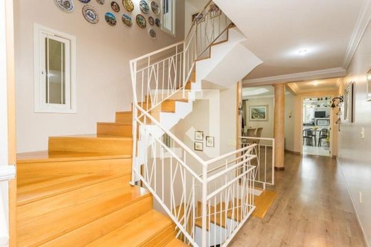 Escada de casa à venda com 4 quartos, 344m² em Chácara das Pedras, Porto Alegre