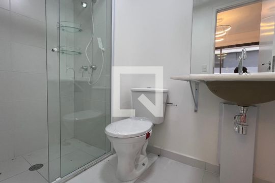 Banheiro  de kitnet/studio à venda com 1 quarto, 26m² em Pinheiros, São Paulo