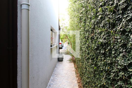 Corredor lateral de casa de condomínio à venda com 2 quartos, 176m² em Jardim Guapira, São Paulo