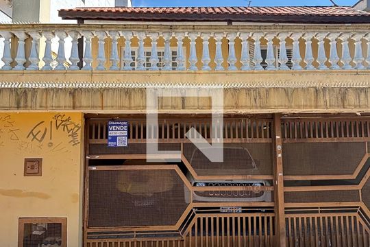 Fachada e placa de casa à venda com 3 quartos, 210m² em Vila Metalúrgica, Santo André