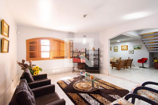 Casa à venda com 4 quartos, 240m² em Niterói, Canoas