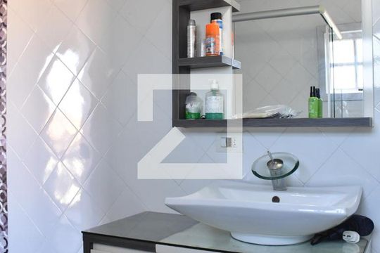 Banheiro da Suíte 2 de casa de condomínio para alugar com 3 quartos, 300m² em São Braz, Curitiba
