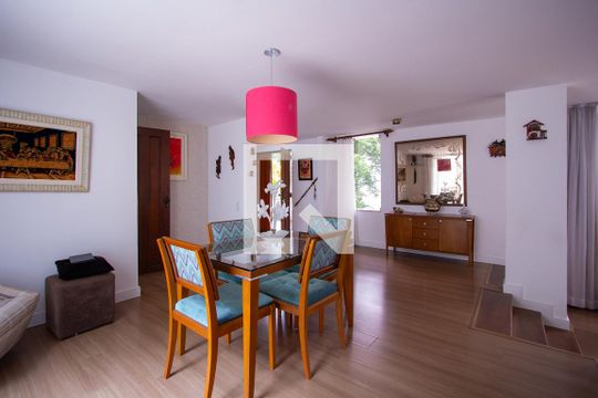 Sala de casa de condomínio à venda com 3 quartos, 199m² em São Francisco, Niterói