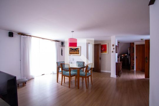 Sala de casa de condomínio à venda com 3 quartos, 199m² em São Francisco, Niterói