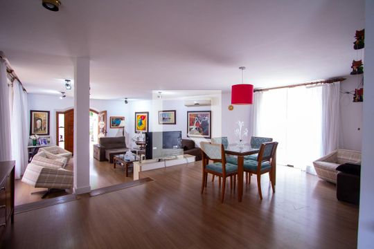 Sala de casa de condomínio à venda com 3 quartos, 199m² em São Francisco, Niterói