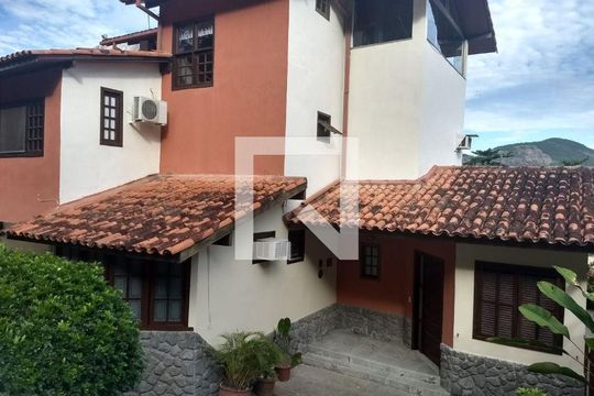 Casa à venda com 4 quartos, 230m² em Itaipu, Niterói