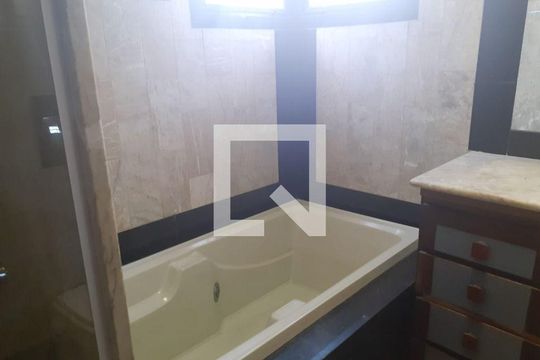 Casa à venda com 4 quartos, 230m² em Itaipu, Niterói