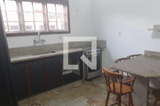 Casa à venda com 4 quartos, 230m² em Itaipu, Niterói