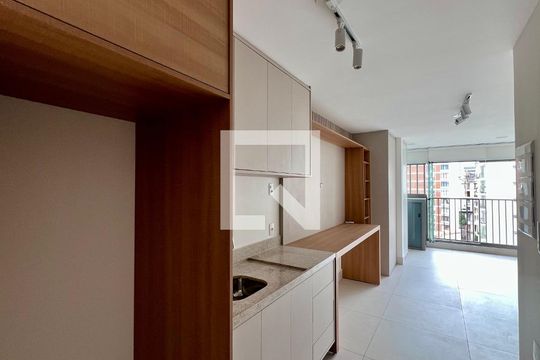 Cozinha de kitnet/studio à venda com 1 quarto, 28m² em Paraíso, São Paulo