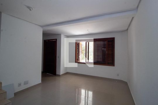 Sala de casa à venda com 3 quartos, 180m² em Guarujá, Porto Alegre