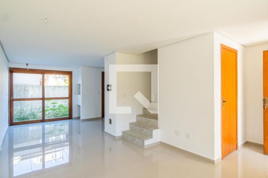 Sala de casa à venda com 3 quartos, 180m² em Guarujá, Porto Alegre