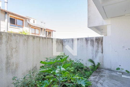 Quintal de casa à venda com 3 quartos, 180m² em Guarujá, Porto Alegre