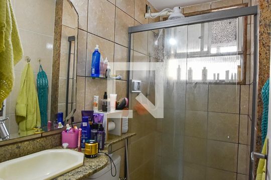 Banheiro de apartamento para alugar com 2 quartos, 57m² em Santa Rosa, Niterói