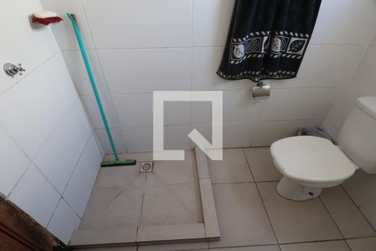Banheiro de apartamento à venda com 2 quartos, 60m² em Olaria, Canoas