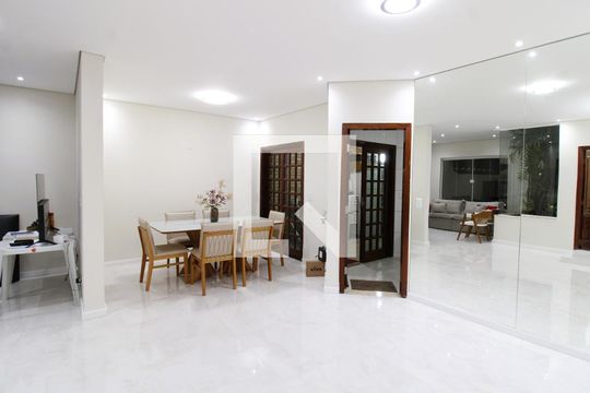 Casa para alugar com 4 quartos, 300m² em Jardim Guapira, São Paulo