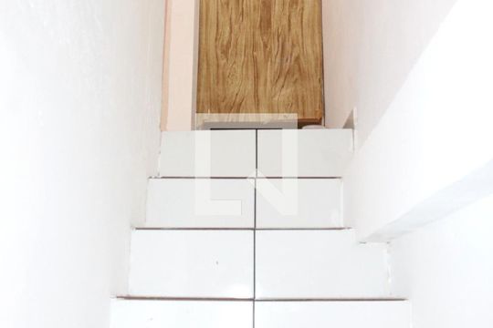 Acesso ao andar superior de casa para alugar com 2 quartos, 50m² em Vila Isa, São Paulo