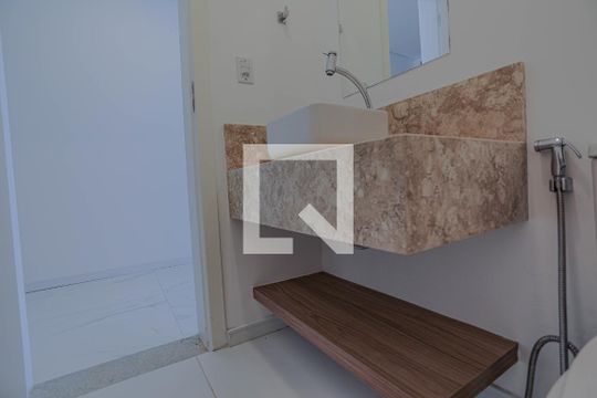 Lavabo de casa de condomínio para alugar com 3 quartos, 170m² em Cezar de Souza, Mogi das Cruzes