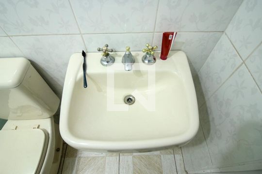 Banheiro de apartamento para alugar com 2 quartos, 50m² em Jardim Santa Teresinha, São Paulo